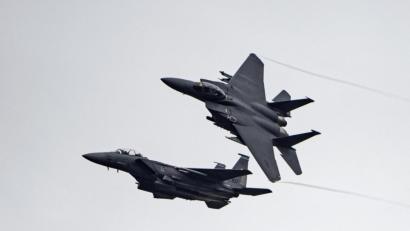 Bild: Airman 1st Class Jessi Monte
Zwei amerikanische Jets vom Typ F-15E Strike Eagles vom 492nd Fighter Squadron der US-Luftwaffe.