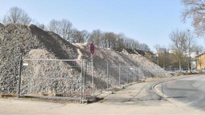 Bild: Andreas Royer
Für etwa drei Monate wird das zertifizierte Recyclingmaterial auf dem städtischen Gelände in der Bahnhofstraße zwischengelagert. Danach wird es wieder in den Unterbau der neu entstehenden Oberpfalz-Arkaden eingebaut.