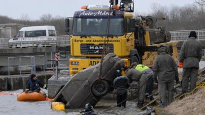 Archivbild: Winfried Rein/dpa
Wendepunkt in einem der seltsamsten Kriminalfälle Bayerns: Der Mercedes von Rudolf Rupp wird am 10. März 2009 aus der Donau gezogen. Im Fahrzeug befand sich auch die Leiche des Landwirts.