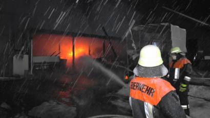 Bild: Peter Nickl
Die Feuerwehren löschten das Feuer unter widrigen Bedingungen.