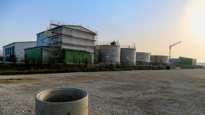 Bild: Hösamer
An der Kläranlage des Milchhofs Bechtel westlich von Deiselkühn entsteht eine Biogasanlage zur Verwertung des Klärschlamms und von Produktionsresten.