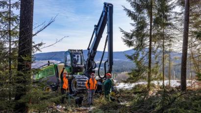 Bild: Martin Hertel/exb
Arbeitsplatz mit Ausblick auf die Kösseine: Bernhard Kraus und Josef Scherm, Mitarbeiter bei den Bayerischen Staatsforsten, besprechen mit Harvesterfahrer Peter Pscherer die Holzerntemaßnahme bei Tröstau.