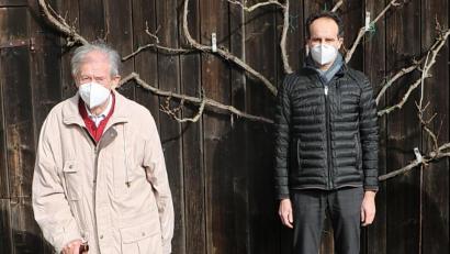Bild: gru
Karl Regler (links) nimmt an seinem 90. Geburtstag die Glückwünsche von Bürgermeister Hans-Jürgen Strehl mit dem gebotenen Abstand entgegen.
