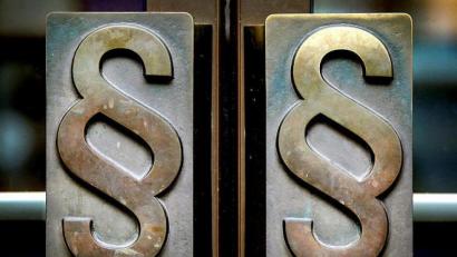 Symbolbild: Oliver Berg/dpa
Die Polizei kontrollierte am Mittwochabend in Marktredwitz drei Personen, die in der Öffentlichkeit Alkohol tranken.