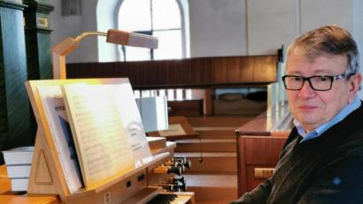 Bild: Portner
Hubert Reimer ist Organist und Sänger aus Leidenschaft. Als Vorsitzender des Fördervereins für Kirchenmusik in der Pfarrei St. Wenzeslaus organisiert er aber auch große Konzerte in der Pfarrkirche Schönsee.