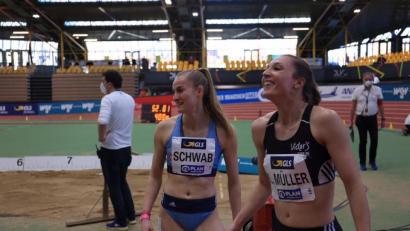 Bild: Kiefner
Die Deutsche Meisterin Corinna Schwab (links) und die Zweitplatzierte Laura Müller bei einem Plausch nach dem Finale in Dortmund. Beide vertreten Deutschland in einer Woche bei den Hallen-Europameisterschaften im polnischen Torun.