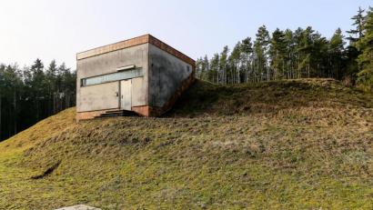 Bild: Hösamer
Neben dem bestehenden Hochbehälter am Westenberg bei Frotzersricht wird ein neuer entstehen. Die Leitungen zur Anbindung sind im Bau.