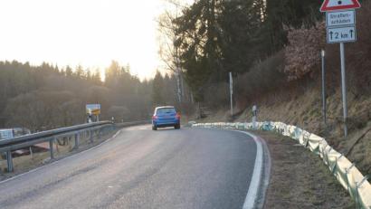 Bild: pi
"Nicht schneller als 30 km/h" rät der Naturschutzbund Deutschland (Nabu) entlang der Amphibien-Schutzzäune zu fahren, wie hier an der Staatsstraße 2396 von Georgenberg in Richtung Neuenhammer.