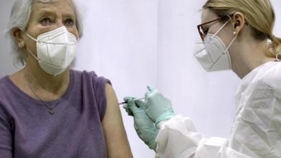 Bild: Michael Sohn/POOL AP/dpa 
Eine Frau erhält eine Impfung gegen das Coronavirus.