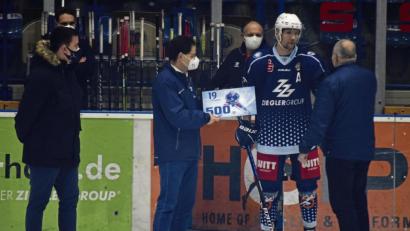 Bild: gb
Vor dem Derby zwischen den Blue Devils und den Selber Wölfen wurde Michael Kirchberger für 500 Spiele geehrt. Es gratulierten: Tobias Hacker (links, zweiter Vorsitzender 1. EV Weiden), Franz Vodermeier (Zweiter von links, Geschäftsführer der Blue-Devils-Spielbetriebs-GmbH) und Thomas Siller (rechts, Vorsitzender 1. EV Weiden).