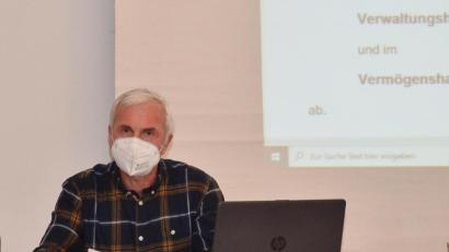 Bild: fjo
Kämmerer Karl Schmid präsentiert die Zahlen und Daten des Gemeindehaushalts für das aktuelle Jahr.