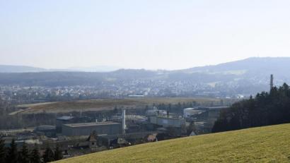 Bild: Petra Hartl
Blick vom Erzberg auf die Luitpoldhütte und den dahinter liegenden Schlackenberg. Hier soll eine Freiflächen-Photovoltaik-Anlage entstehen.