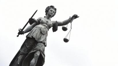 Symbolbild: Arne Dedert
Eine Bronzestatue der römischen Göttin der Gerechtigkeit, Justitia.