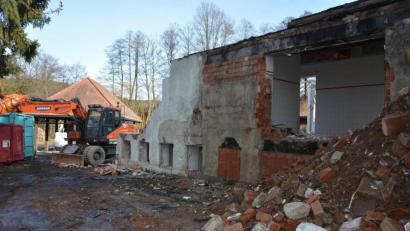 Bild: jr
Ein Abbruchbagger leistet am Schulhaus in Maiersreuth ganze Arbeit. Jetzt wurde im Marktrat ein neuer zweiter Fluchtweg, nach dem erarbeiteten Brandschutzkonzept, genehmigt.