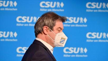 Bild: Peter Kneffel/dpa
Markus Söder, CSU-Parteivorsitzender und bayerischer Ministerpräsident, mit Mundschutz.