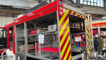Bild: fz
Der Aufbau auf das Fahrgestell des neuen Feuerwehrautos hat schon Form angenommen.