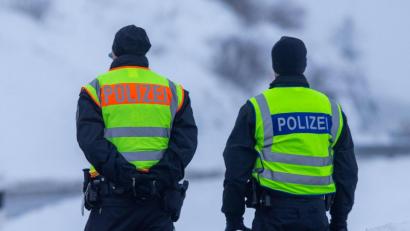 Symbolbild: Daniel Schäfer/dpa
Zwei Polizisten warten an der Autobahnabfahrt.