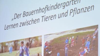 Bild: bö
"Lernen zwischen Tieren und Pflanzen": Roman Kronester stellte seine Idee eines Bauernhofkindergartens im Marktgemeinderat vor.