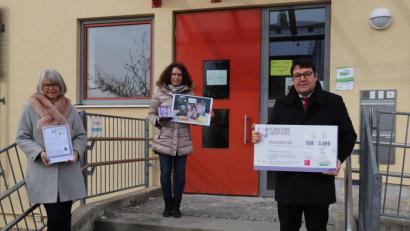 Bild: Maria Kagerer/exb
Kindergartenleitung Marianne Knauer, Projekterzieherin Daniela Huber und Bürgermeister Thomas Falter sind stolz auf den gewonnenen Preis (von links).