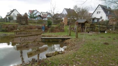 Bild: mma
Eine Augenweide ist die Weiheridylle von Liesl und Jürgen Göpfert beim Osterbrunnenbach in Hahnbach.
