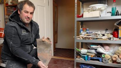 Bild: Wolfgang Steinbacher
Dieser gotische Dachziegel ist mit der Jahreszahl 1517 datiert. Der Amberger Nico Sticke ist besonders stolz auf dieses außergewöhnliche Stück, das zu seiner Sammlung historischer Funde gehört.