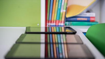 Symbolbild: Marijan Murat/dpa
Der Landkreis will neue Computer für die Lehrer anschaffen. Engpässe bei den Lieferungen könnten den Plan schwierig gestalten.