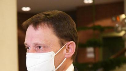 Bild: Gabi Schönberger
Vor den Mikrofonen und Kameras im Neuen Rathaus kommentiert Oberbürgermeister Jens Meyer am Sonntag gegen 21 Uhr die Niederlage für Weiden-West IV, die sich zu diesem Zeitpunkt schon deutlich abzeichnet. Ein bitterer Abend auch für Stadtkämmerin Cornelia Taubmann (im Hintergrund).