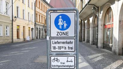 Bild: Susanne Schwab, Stadt Amberg/exb
Der kleine E-Roller im unteren Schild rechts zeigt es an: In der Amberger Fußgängerzone dürfen ab jetzt probeweise Elektrokleinstfahrzeuge genutzt werden.