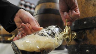 Archivbild: Armin Weigel
Fassbier ist für die bayerischen Brauereien derzeit ein Problem, weil es bei geschlossener Gastronomie und ohne Volksfeste kaum verkauft werden kann.