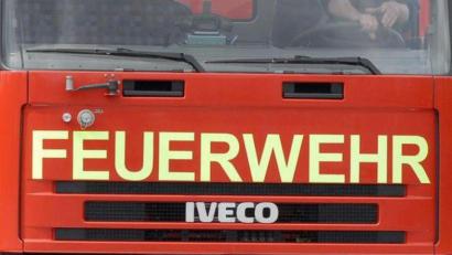 Symbolbild: dpa
Die Feuerwehren der Gemeinde Neusorg werden unter anderem mit Funkmeldeempfängern ausgestattet.