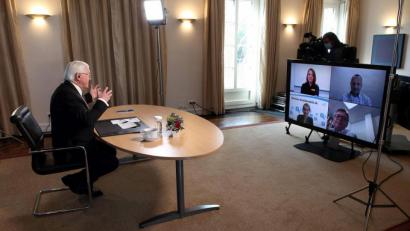 Bild: Wolfgang Kumm/dpa
Bundespräsident Frank-Walter Steinmeier nimmt im Schloss Bellevue an einem Regionalgespräch über die Impfkampagne gegen Corona mit Bürgern aus Bayern per Videoschalte teil. Das Staatsoberhaupt spricht auch mit Hutzler, der medizinischen Direktorin am Klinikum Weiden (links unten).