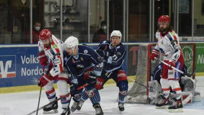 Archivbild: gb
Das letzte Heimspiel gewannen die Blue Devils gegen die Selber Wölfe mit 3:2 nach Verlängerung. Das Bild zeigt eine Szene vor dem Weidener Kasten mit (von links) Nicholas Miglio (Selb), Adam Schusser, Edgars Homjakovs (beide Weiden) und Brad Snetsinger (Selb). Am Sonntag gastiert der EV Lindau in der Hans-Schröpf-Arena.