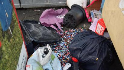 Bild: fla
Müllentsorgung mal anders - wer hier neben dem anderen Unrat auch Unmengen von Batterien entsorgt hat lässt sich leider nicht feststellen.