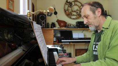 Bild: Wolfgang Steinbacher
Werner "Leif" Wiesmeth in seinem kleinen "Studio" in seinem Häuschen in Hötzelsdorf. Hier hat er die Stücke für sein Buch "Musikalische Kurzgeschichten für Klavier" komponiert.
