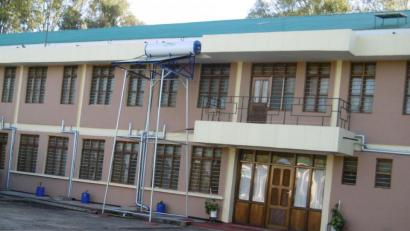 Repro: gz
Mit den Plänen aus Eslarn entstand am Bistumshaus in Sumbawanga eine ökologische und stromsparende Solarthermieanlage.