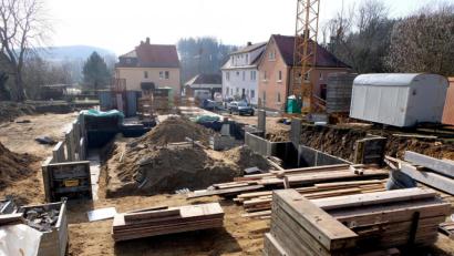 Bild: le
Das Projekt der Baugenossenschaft Eigenheim in Plankenhammer, der Neubau von zehn barrierefreien Mietwohnungen, geht mit Volldampf weiter.
