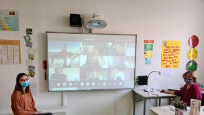 Bild: sne
Klassenlehrerin Kerstin Schröder und Lehramtsanwärterin Nicola Putzer sitzen beim Online-Unterricht vor dem großen Whiteboard. Nach der Einarbeitungszeit ist die Situation mittlerweile zum Alltag geworden.