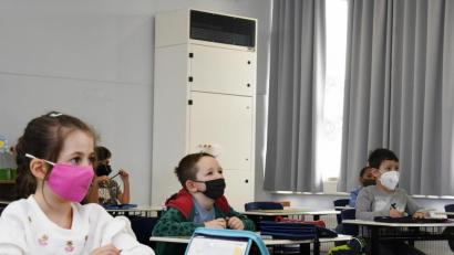 Bild: Petra Hartl
Seit Montag sind die Grundschulen im Wechselunterricht. Im Bild die Klasse 1c an der Albert-Schweitzer-Schule Amberg mit einem neuen Luftreinigungsfilter (im Hintergrund).