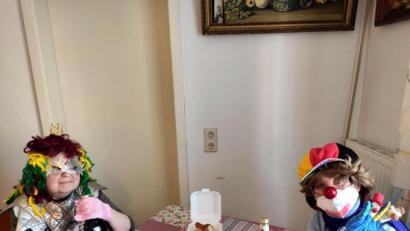 Bild: Irina Aleschko
Irina Aleschko (rechts) hat sich als Clown verkleidet, um den Mitgliedern der israelitischen Kultusgemeinde Amberg Essen für das jüdische Purimfest zu bringen. Wegen Corona findet das Fest, bei dem sich die Menschen wie im Fasching verkleiden, nur in den Familien statt.