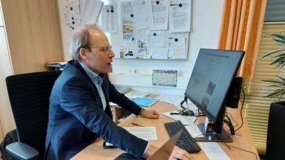 Bild: lg
Oberstudiendirektor Ludwig Pfeiffer managt das Ortenburg-Gymnasium von seinem Büro aus. Er leitet gerade eine Konferenz. PC, Laptop und Smartphone heißen seine unabdingbaren Arbeitsgeräte. Im Sommer soll die mit flächendeckendem Wlan versorgt stattet werden.