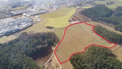 Bild: Thilo Hierstetter
Auf der rot umrandeten Fläche entsteht auf gut acht Hektar Fläche der Solarpark „Striegel“, mit dem die Leonhard-Kurz-Stiftung für ihr Werk an der Eisenhämmerstraße (im Bild links oben zu erkennen) rund 13 Megawatt Strom zum Eigenverbrauch erzeugen will.