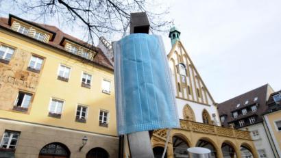 Bild: Stephan Huber
Sie tritt wieder in Kraft: die Ausgangssperre. Außerdem gilt in der Amberger Innenstadt, zum Beispiel am Marktplatz, teilweise eine Maskenpflicht sowie ein Alkoholkonsumverbot. Auch Schulen und Kitas müssen wieder schließen. Denn Amberg und der Landkreis Amberg-Sulzbach haben bei der Sieben-Tages-Inzidenz den Schwellenwert von 100 überschritten.