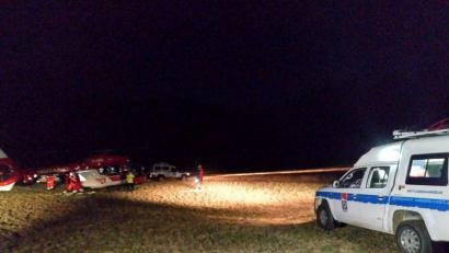 Bild: Bergwacht Amberg/exb
Nach einem Kletterunfall bei Neutras leuchten Einsatzkräfte von Bergwacht und Feuerwehr die Landestelle für den Intensivtransporthubschrauber aus.