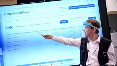 Archivbild: Britta Pedersen
Amtsarzt Lukas Murajda aus Berlin erklärt die Software Sormas.