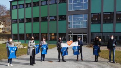 Bild: krb
Die Neustädter Mittelschüler haben künftig 15 Lernroboter zur Verfügung. Vertreter der Kommune, der Schule und des Schulamts nehmen sie in Empfang.
