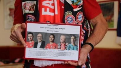 Bild: Gerhard Götz
Bernd Hofmann hat die Bild-Kombo schon ausgedruckt und gerahmt. Diese Fünferkette mit den vier Bayern-Stars Robert Lewandowski, Karl-Heinz Rummenigge, Serge Gnabry, Manuel Neuer und ihm (Zweiter von rechts) bekommt einen Ehrenplatz in seinem Nabburger Haus.