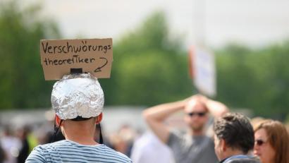 Archivbild: Sebastian Gollnow, dpa
Ein Mann trägt auf einer Querdenker-Kundgebung einen Aluhut mit einem Schild, auf dem "Verschwörungstheoretiker" steht. Zu den Beschwerden über die Corona-Berichterstattung sagte Presserats-Sprecher Sascha Borowski: „Wir haben schon den Eindruck, dass auch viele Corona-Skeptiker mit dabei sind."