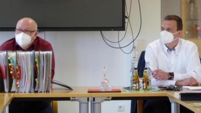 Bild: fsb
Bürgermeister Ernst Schickedanz (rechts) und Geschäftsleiter Rüdiger Fuhrmann bei der Beratung des Haushaltsplans 2021
