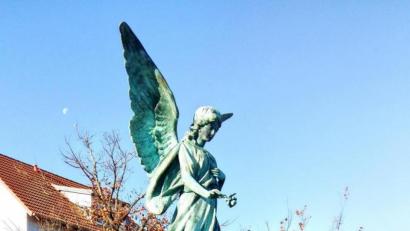 Bild: njn
In neuem Glanz erstrahlt der Grabengel der Familie Braun, vormals Lehner, wieder am Erbendorfer Friedhof.