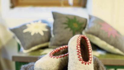 Bild: Larissa Loges/dpa
Halten die Füße warm und sehen auch noch schick aus: „Pinzga Doggln“. Der Rohstoff stammt vom Pinzgauer Bergschaf. Man will den Menschen den Wert des Werkstoffs Schafwolle näherbringen und die Tradition wahren.